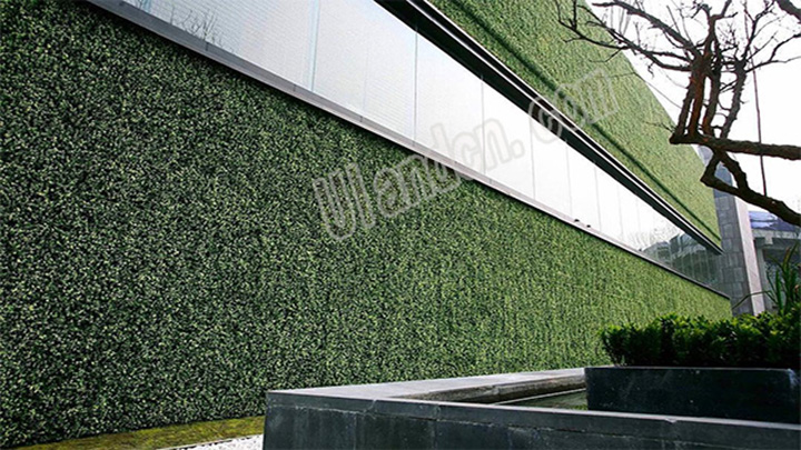 仿真植物墙装饰的办公楼建筑外墙