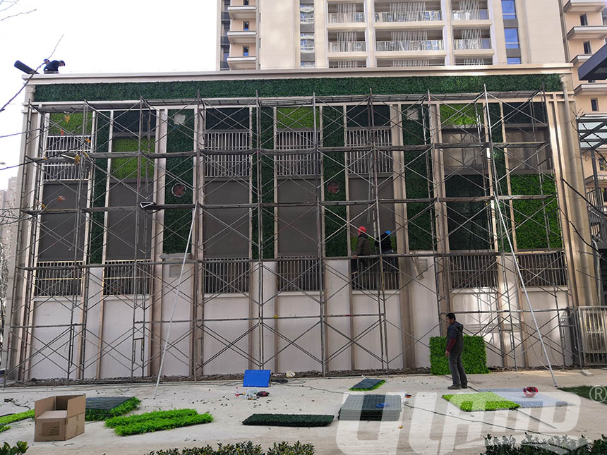 建筑外墙仿真植物墙施工中