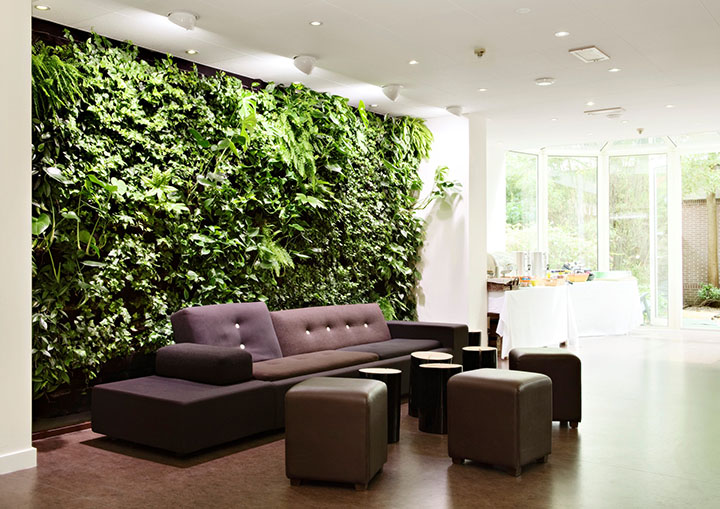 使用仿真植物墙装饰的客厅沙发背景墙