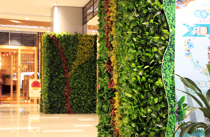 使用仿真植物墙装饰的商场立柱