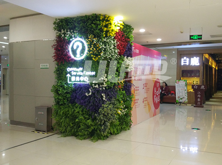 仿真植物装饰的商场柱子