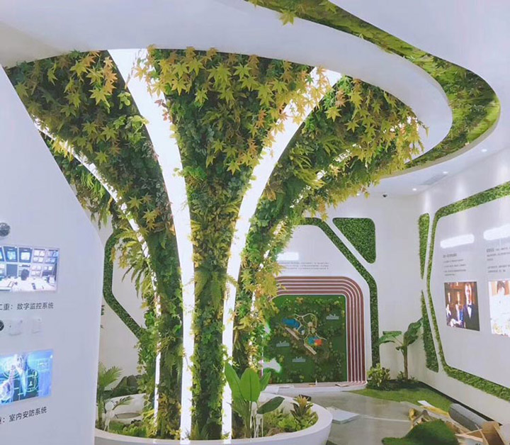 仿真植物装饰的室内柱子