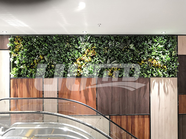 仿真植物墙装饰无锡维尚家居馆扶手电梯旁的墙面